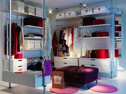 Eckkleiderschränke nehmen wenig stellfläche ein und nutzen winkel aus. Begehbarer Kleiderschrank Aufbewahrungssystem Fur Begehbaren Kleiderschrank Stolmen Von Ikea Bild 2 Schoner Wohnen