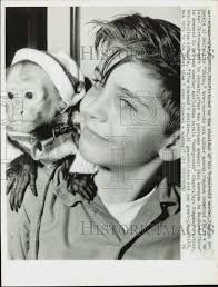 1959 Press Photo Stephen Arbuckle poses with his pet monkey "Chico" in  Bedford