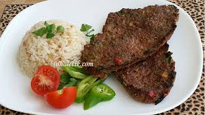 Patlıcan dilimlerini çok yumuşamalarına izin vermeden güzelce kızartın ve fazla yağlarını kağıt havluyla alın. Kiymali Kagit Kebabi Her Kalbe Giden Farkli Tarifler Burada