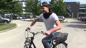 Florian Weiss Testet Den Fahrrad Airbag Antenne Bayern Youtube
