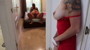 Moglie sexy si masturba mentre spia il marito che scopa con la sua migliore  amica