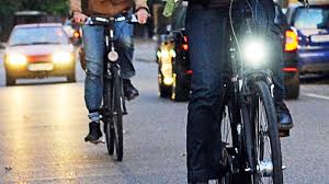 Dynamos für fahrräder sind neben akkus die einzige von der straßenverkehrsordnung zugelassene möglichkeit zwar gibt es ganz verschiedene bauformen von dynamos fürs fahrrad, doch die. Fahrradlampen Im Test Batterie Oder Dynamo Auto Mobil Sz De
