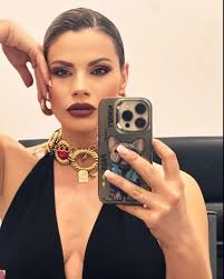 Βίκυ Καρνέζη (@vikikarneziofficial) • Instagram photos and videos