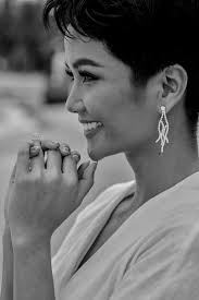 Hoa hậu H'Hen Niê gây hoang mang khi mặc đồ ngủ chụp ảnh trên bãi biển