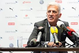 Jul 03, 2021 · vladimir petkovic war dann auch einer der ersten, die den am boden zerstörten und in tränen aufgelösten vargas drückten und versuchten zu trösten. Schweizer Nati Petkovic Muss Erneut Auf Shaqiri Verzichten Watson
