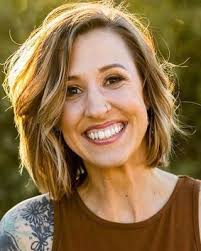 Amanda Manzer's Instagram, Twitter & Facebook