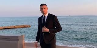 Merih demiral'ın da formasını giydiği i̇talyan devinin, önümüzdeki sezon cristiano ronaldo, dybala ve arkalarında merih demiral, juventus'da forma giyen ilk türk oyuncu olmak için zorlu yollardan geçti. Yildiz Futbolcu Merih Demiral Nereli Icerikyazar Com