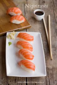 Quando volete realizzare la ricetta del nighiri di salmone prelevate una piccola quantità di riso già cotto per sushi con la mano destra e modellatelo formando una polpettina allungata ovvero il nighiri. Nigiri Sushi Al Salmone Homemade Le Mie Ricette Con E Senza