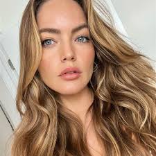 Julie Siemens's Instagram, Twitter & Facebook