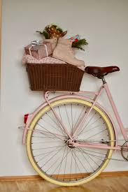 Rosa Cityrad Mit Weisser Kette Und Korb Picnic Basket Picnic Basket