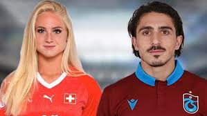 Ben ouanes'in müdahalesiyle yerde kalan abdülkadir ömür, 60'ıncı dakikada yerini yunus mallı'ya bıraktı. Trabzonsporlu Abdulkadir Omur Ve West Ham United Oyuncusu Alisha Lehmann In Paylasimi Mest Etti