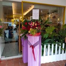 Diy there are many wholesale flowershops in tai seng (thats where most companies get flowers) and the aunty can recommend you some. Home G Flower Wholesale