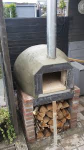 houtgestookte pizzaoven wood fired pizzaoven zelf gemaakt met vuurvaste stenen isolatie en mortel