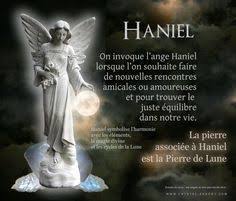 La Pierre De Lune Est Le Cristal Pour Invoquer L Aide Et La Protection De L Ange Haniel Pierre De Lune Archange Haniel Ange