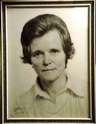 Då var det bara för kungen att lyda” Hovmarskalk Elisabeth Palmstierna om  lille Carl Gustaf, prins Daniels träningstips och en blöt fest med  prinsessan Lilian