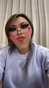 之前在捷運車廂也是遇到一個趁人多的時候故意用大腿磨我屁股的，我下意識想尖叫但我理智有拉回來只有回頭瞪對方，他就心虛走掉了......雖然後來覺得尖叫比較好，但也沒有甚麼影像可以證明🥲  難道出門也要像騎車開車一樣前後都裝個紀錄器嗎😩😩 台灣什麼時候變得這麼令人不安？