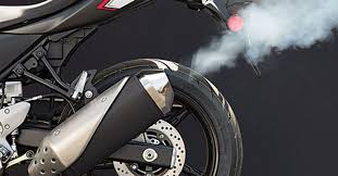 Asap hitam pada knalpot disebabkan oleh mesin membakar bahan bakar terlalu banyak (boros) bisa karena setingan angin/co terlalu boros atau karena pengapian yang tidak maksimal. Knalpot Motor Injeksi Keluar Asap Periksa Bagian Ini