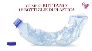 Ogni anno nel mondo, 2,4 milioni di tonnellate di bottiglie di plastica diventano spazzatura (laddove una tonnellata corrisponde pressappoco a 30.000 bottiglie), venendosi a creare, com'è noto, un notevole problema di. Schiacciare Bene Una Bottiglia Di Plastica Puo Fare La Differenza