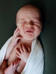 Newborn session with natural light and flaky skin