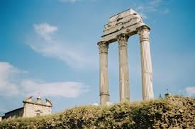 We have 2 restaurants, pillars and boom, and a spectacular infinity edged pool, with sunbeds and hammocks, a spa, lush gardens, a small beach and a free 5 minute boat shuttle to the swimming beach in the outer harbour. 3 Pillars Of Influence Working Voices