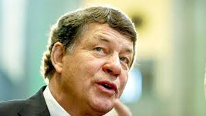 Otto Rehhagel sitzt auf der Bank