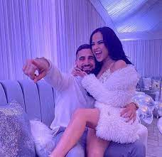 Becky g shared a nostalgic black and white photo with lletget, feeding the birds outside of notre dame cathedral in a past trip to paris with the i always talked about having lots of kids and the wedding with all the family. Becky G Biography Is She Married Find Out Her Biography Married Dating Family Life Body Measurement Career Net Worth Bio Married