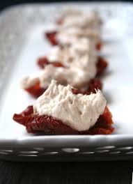 Un po' li abbiamo usati per fare la salsa per tutto l'inverno, un po' li abbiamo fatti in insalata o ripieni, e un po' li abbiamo conservati in un altro modo come ci ha. Datteri Ripieni Di Pate E Pomodori Secchi Con Tonno Cardamomo Co