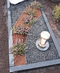 Nicht immer ist jedoch zeit übrig, auf den friedhof zu gehen und dort blumen und. Lansmann Grabbepflanzung