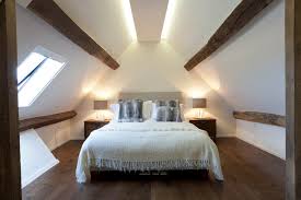Illuminare il tavolo sotto le travi casafacile. Consigli Per Illuminare Una Mansarda Con Travi Di Legno A Vista