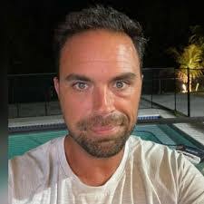 Kerry Sinclair's Instagram, Twitter & Facebook