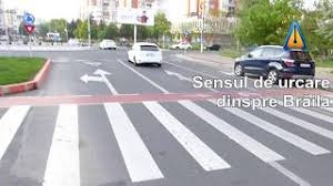 Automobilul este corect echipat, cu roţi de iarnă, lichid de spălat parbrizul de iarnă, plinul de masina albastra efectuiaza corect circulatia virajul la stinga. Traficchin Trei Benzi Se VarsÄƒ Intr Un Giratoriu Cu Doar DouÄƒ Benzi GalaÈ›i 27 Aprilie 2018 Youtube