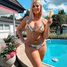 Angelina Kirsch: Curvy-Model zeigt sich nackt im Pool