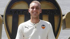 Cillessen, on the other hand, is a reliable goalkeeper to pass back as the last man of defence. Valencia Jasper Cillessen I Don T Miss Barcelona At All As Com