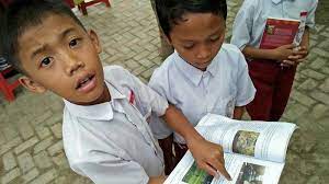 Gambar anak sedang membaca pakai lampu belajar animasi. Perpustakaan Keliling Yabn Jadi Favorit Anak Di Sekolah Banjarmasin Post