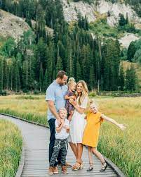 Here's how women are staying both fashionable and business casual in the workplace. 39 Photoshoot Wardrobe Ideas Photoshoot Family Photoshoot Family Photos