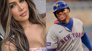 Batea hits jonrones dobles triples roba bases tiene brazo y a hecho 30-30 y  40-40 y 40-70.y es el papá