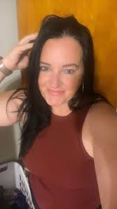 Can someone take the laundry out of this engagement photo please? 🥰