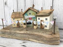 Maisons De Bois Et Magasin De Fleurs Cadeau D Art De Driftwood Art Cottage Chic Decor De Pendaison De Cremaillere Cadeau De Retraite Kleines Holzhaus Landhausstil Handmade Home