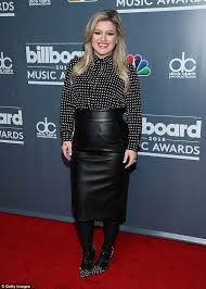 Kelly clarkson buys spectacular new mansion in los angeles pics tim mcgraw + faith hill sell tennessee estate for $15 million. Kelly Clarkson Flaunts Trim Figure In Black Leather Skirt Fashion Hacks Clothes Edgy Fashion Fashion Tips For Women