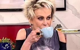 Upon receiving the duo simone and simaria in the studio, the presenter asked how the husbands of the backwoodsmen were doing. Ana Maria Braga Da Conselho Ousado As 10h Da Manha Faca Quebrar A Cama Fofoca Real