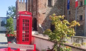Era un pueblo tan pequeño, que solo había una cabina telefónica donde todos hacían sus llamadas. La Cultura Racchiusa In Una Cabina Telefonica Inglese Prima Treviglio