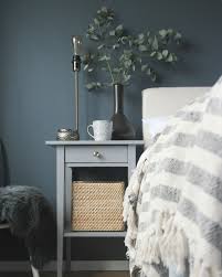 Our Bedroom With Dark Walls And Ikea Hemnes Bedside Table Hack Vackert Sovrum Sovrum Design Sovrumsideer