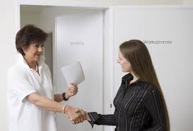 Wer kann geimpft werden und wie oft muss eine impfung gegen gebärmutterhalsbkrebs durchgeführt werden, damit von einem ausreichenden schutz ausgegangen werden kann? Hpv Impfung Gebarmutterhalskrebs Vorbeugen Dkg