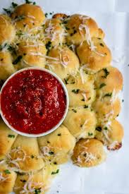 Pizzabrötchen gibt es in verschiedenen variationen. Gefullte Pizzabrotchen Mit Tomaten Dip Schnelle Einfache Rezepte