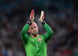 Kasper schmeichel says he told referee about laser pen long before england's winning penalty. Xftdirg7phuakm