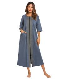 Parcourez notre large sélection de peignoirs, de robes de chambre et de kimonos et découvrez des articles aux matières, aux coloris et aux motifs variés conçus pour affirmer votre féminité et vous offrir un confort absolu. Robe De Chambre Femme Chaude Bleue Kissyrobe