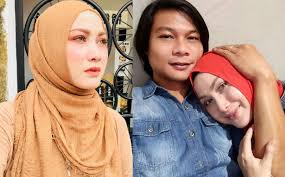 Penyanyi noryn aziz enggan mengulas isu penceraiannya dengan suami, datuk raja kamarul bahrin shah raja ahmad. Ariff Aziz Cerai