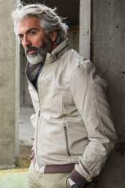 Silver Agence De Top Modeles De Plus De 40 Ans Paris Cheveux Blancs Homme Coiffure Homme Mi Long Coiffure Homme Cheveux Mi Longs