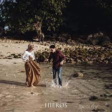 Prewedding casual hijab indoor, prewedding kemeja putih hijab, foto prewedding hijab romantis, prewedding hijab studio, tema prewedding casual outdoor, foto prewedding hijab syari, baju couple 30 foto prewedding hijab casual indoor outdoor modern sumber : Tak Melulu Di Studio Gaya Prewedding Hijab Di Alam Ini Lebih Bikin Kamu Iri Banget