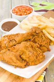 Chips De Poulet Frit Morceaux De Poulet Sur L Os Enrobes D Une Farine Epicee Et Frits Servis Avec Des Frites Des Feves Au Lard Et De La Sauce Banque D Images Et Photos